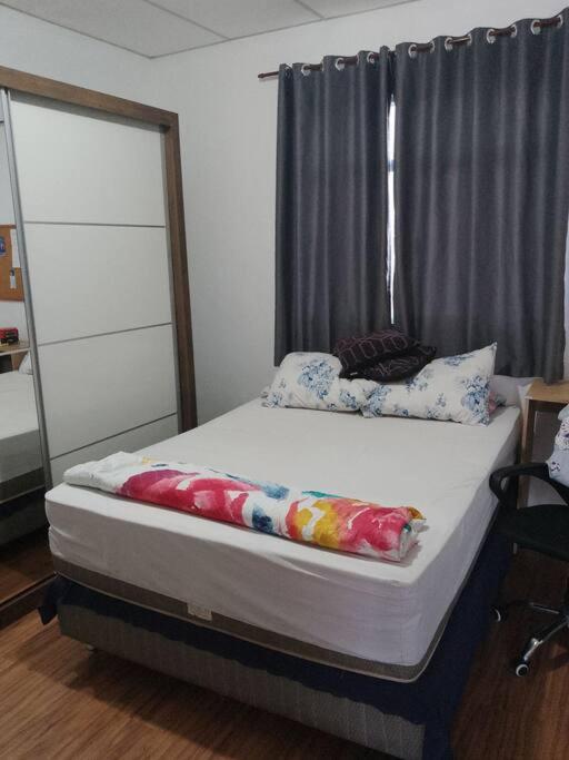 里约热内卢Casa Grande e Confortável的一张床上的枕头