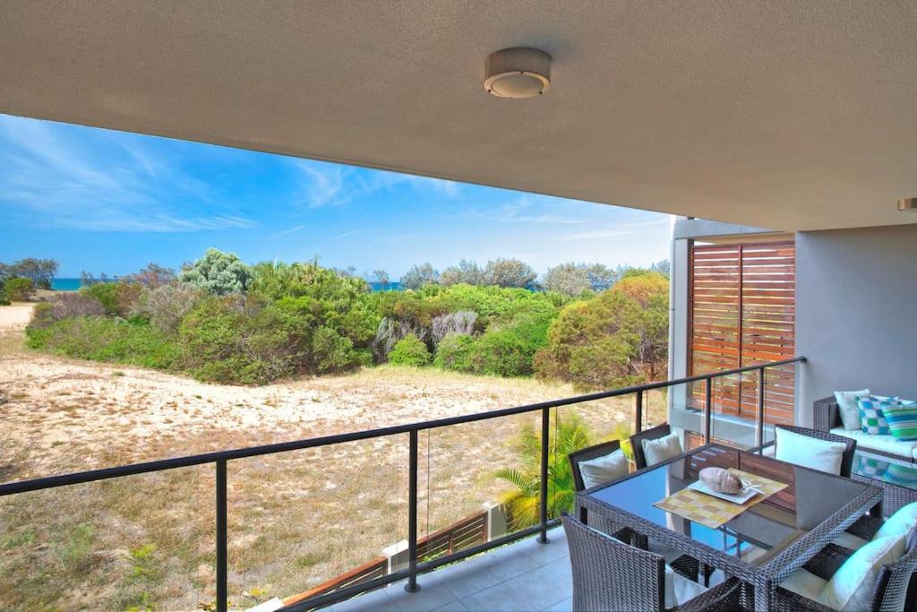 阿格奈什沃特Loka Santi 10 - Beachfront unit的设有一个配有桌椅并享有美景的阳台。