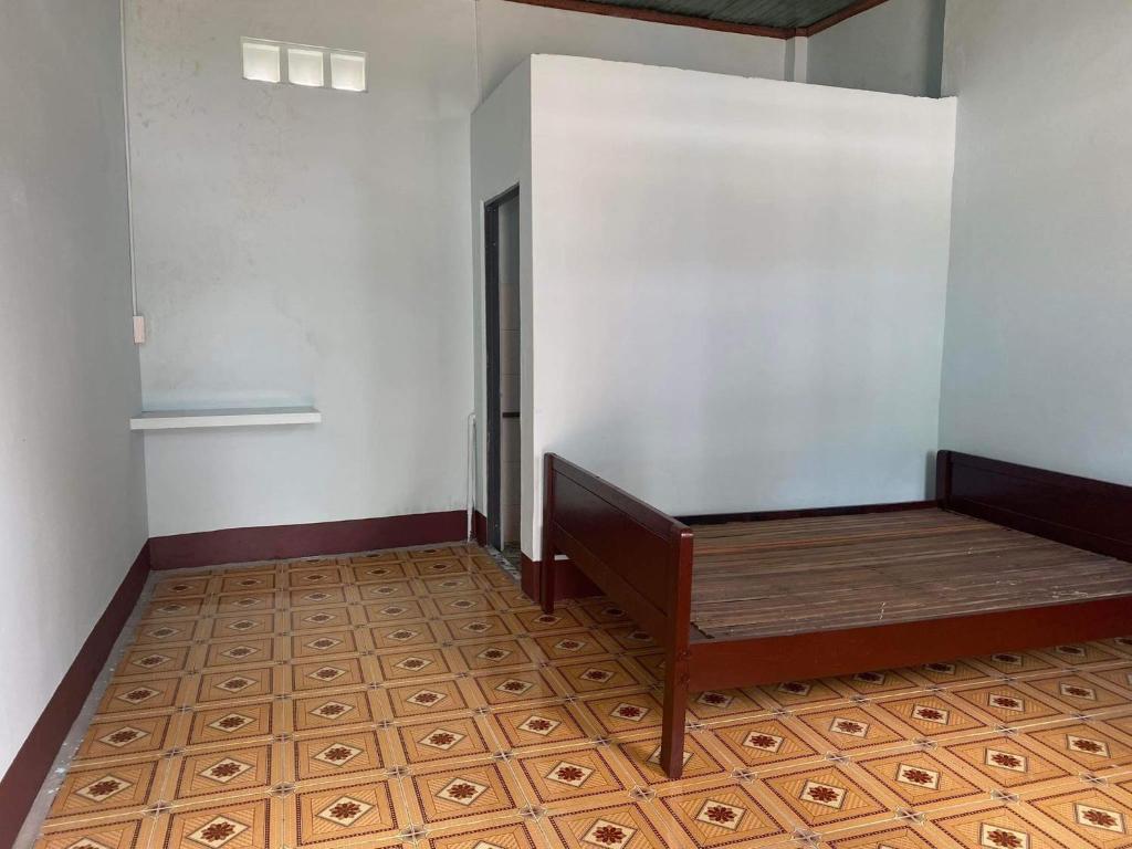 Tân TạoNhà trọ Tân An的客房设有一张床,铺有木地板。