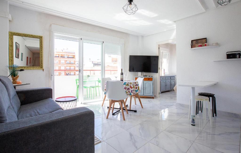 托雷维耶哈Stunning Apartment In Torrevieja With Kitchen的客厅配有沙发和桌子