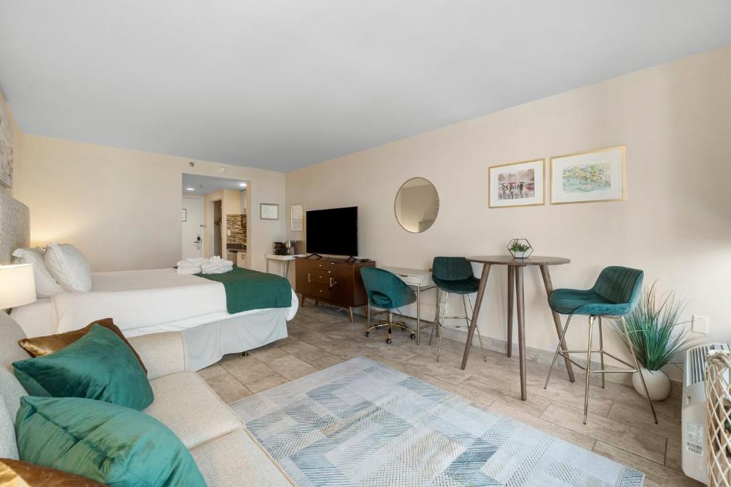 Sandestin Bayfront Studio with balcony and breathtaking views的电视和&#47;或娱乐中心