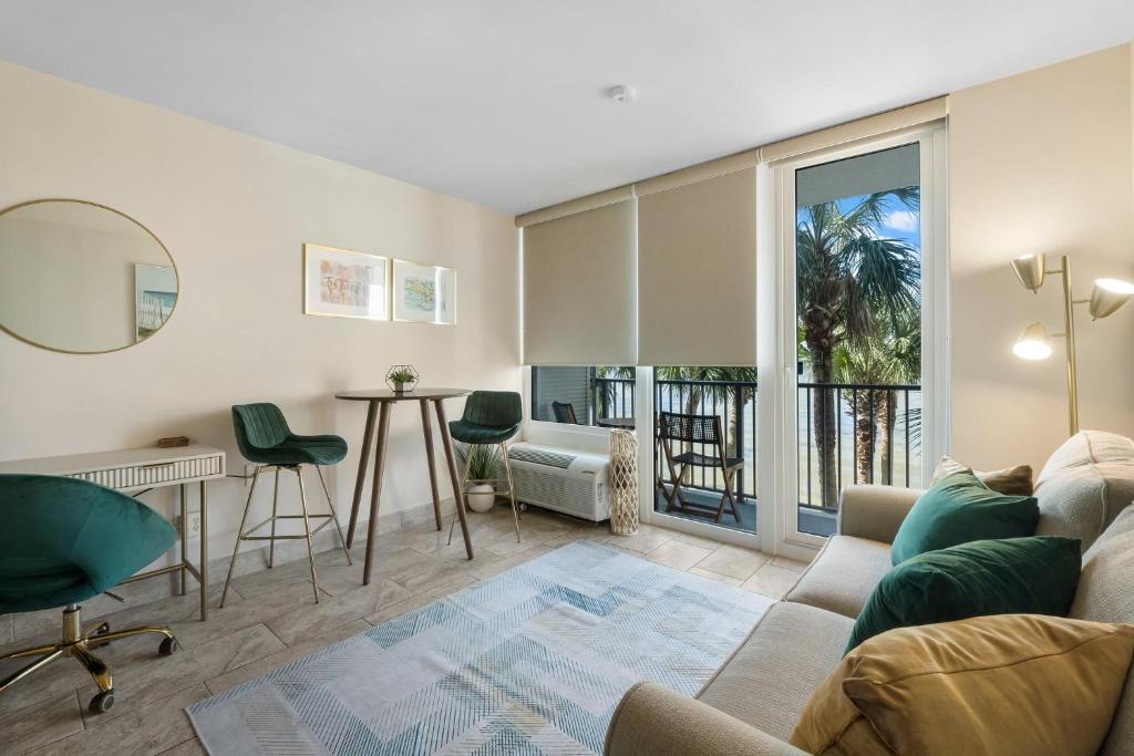 德斯坦Sandestin Bayfront Studio with balcony and breathtaking views的带沙发和桌子的客厅