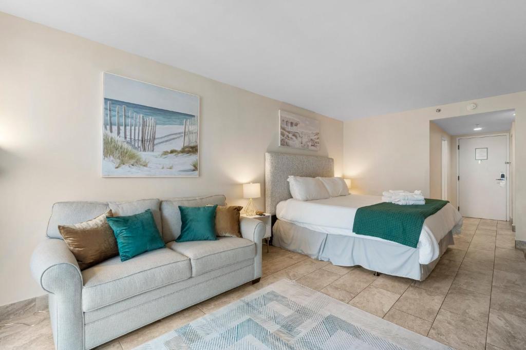 德斯坦Sandestin Bayfront Studio with balcony and breathtaking views的带床和沙发的卧室