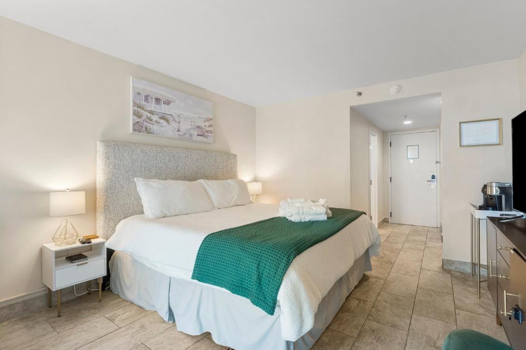 Sandestin Bayfront Studio with balcony and breathtaking views客房内的一张或多张床位