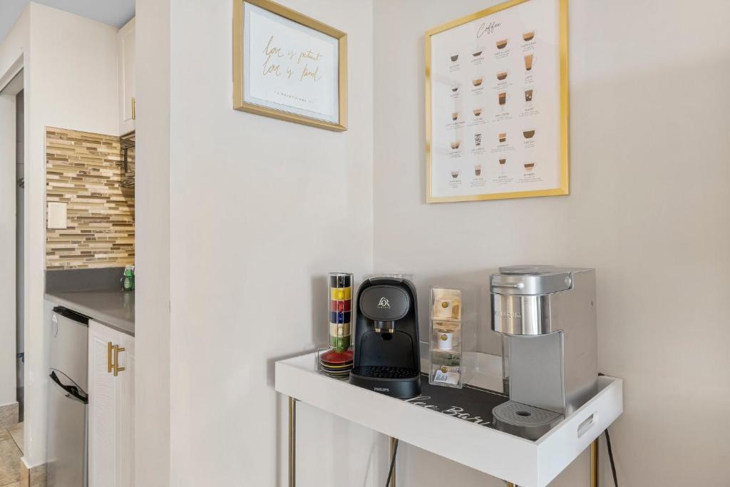 Sandestin Bayfront Studio with balcony and breathtaking views的厨房或小厨房