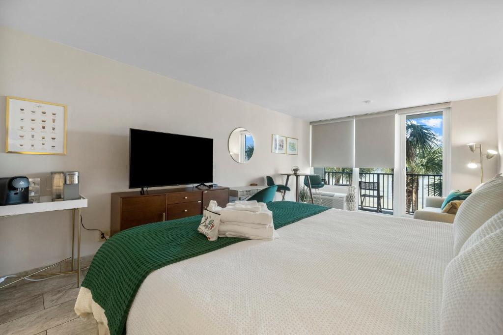 Sandestin Bayfront Studio with balcony and breathtaking views客房内的一张或多张床位