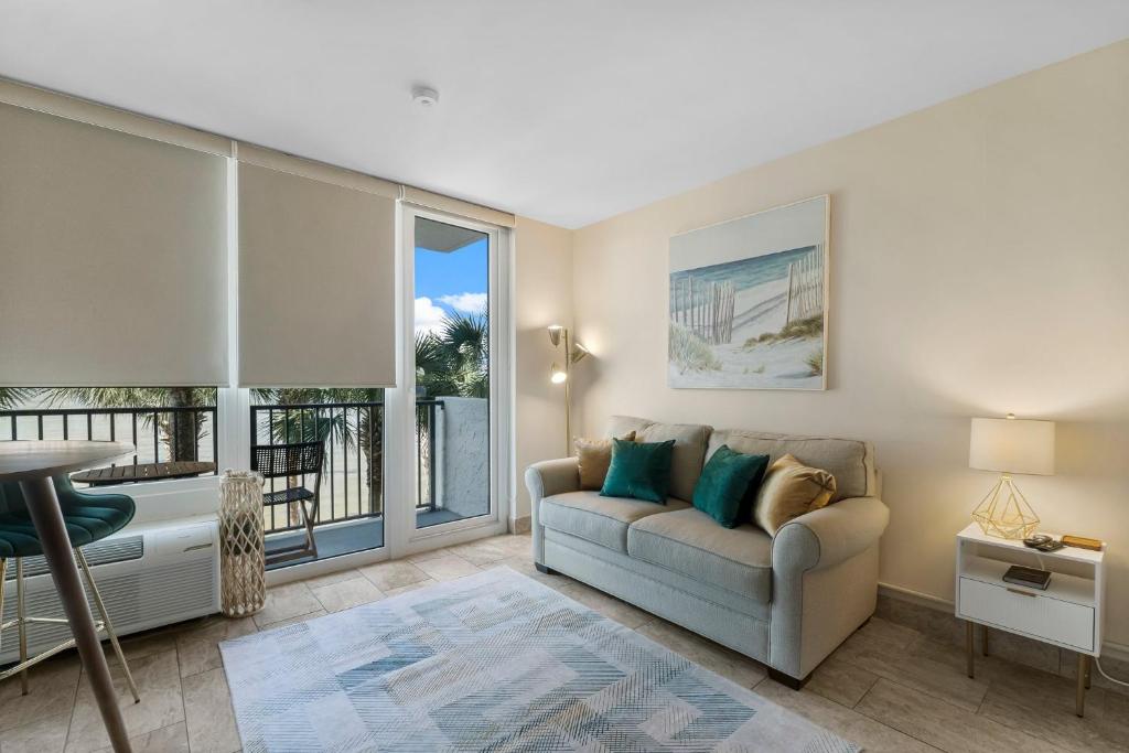 德斯坦Sandestin Bayfront Studio with balcony and breathtaking views的带沙发和大窗户的客厅