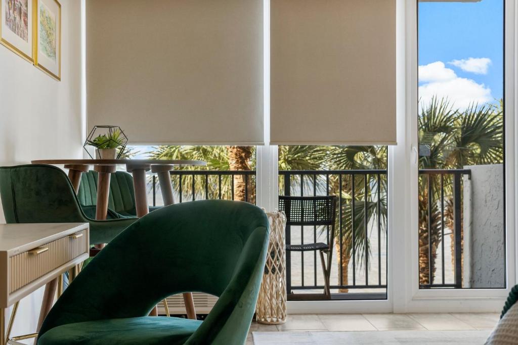 Sandestin Bayfront Studio with balcony and breathtaking views的阳台或露台