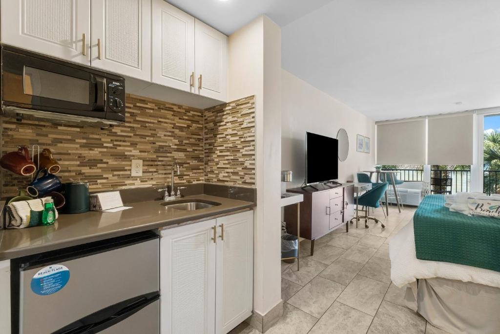 德斯坦Sandestin Bayfront Studio with balcony and breathtaking views的带水槽的厨房和客厅