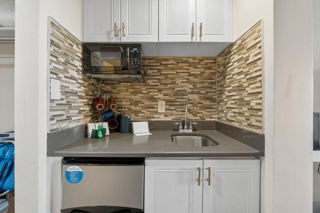 Sandestin Bayfront Studio with balcony and breathtaking views的厨房或小厨房