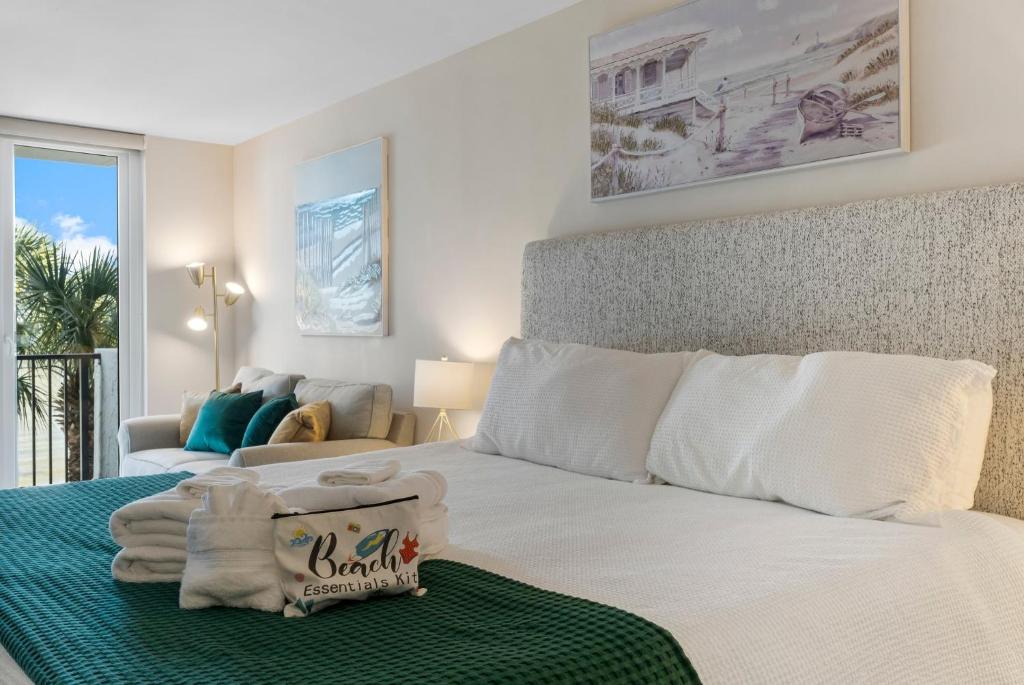 Sandestin Bayfront Studio with balcony and breathtaking views客房内的一张或多张床位