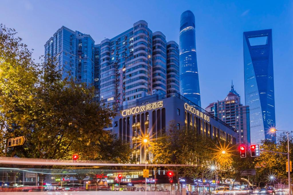 上海上海陆家嘴东方明珠CitiGO欢阁酒店的城市天际线,晚上有高楼