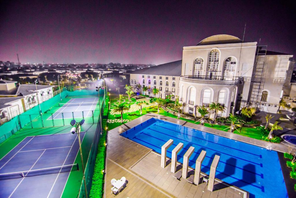 赖布尔帕莱索俱乐部酒店的享有大楼顶部2个网球场的景致