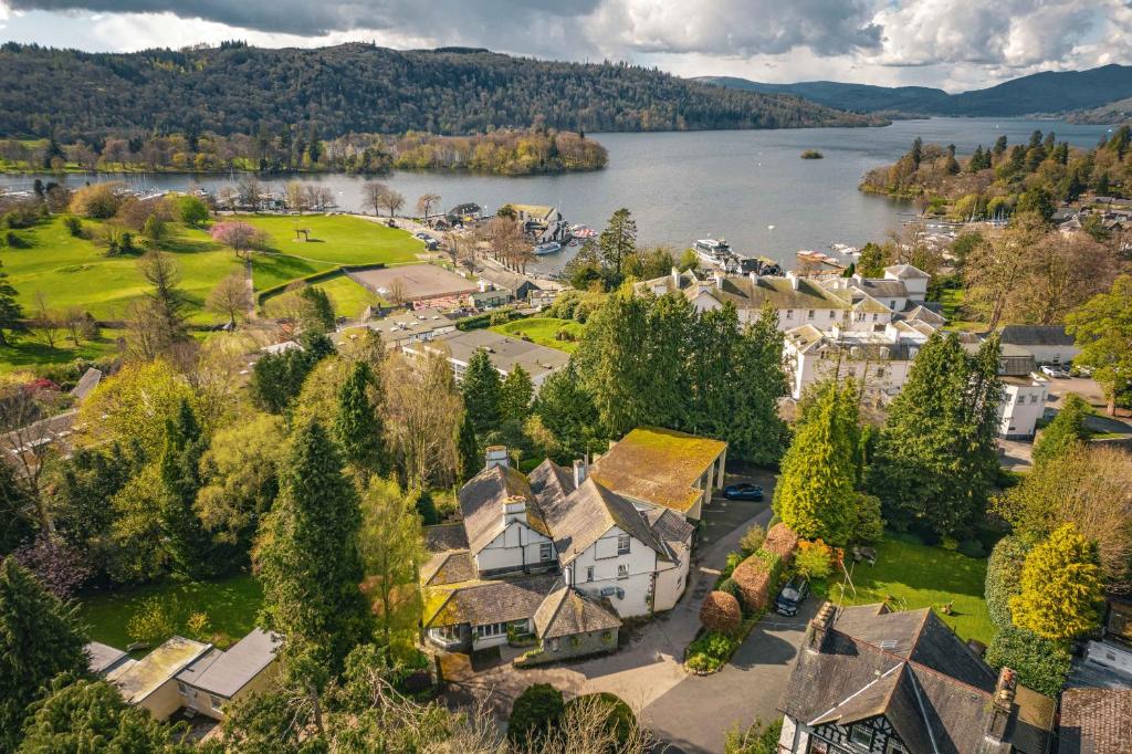 鲍内斯温德米尔Burn How Garden Hotel - Bowness on Windermere的享有湖景别墅的空中景致