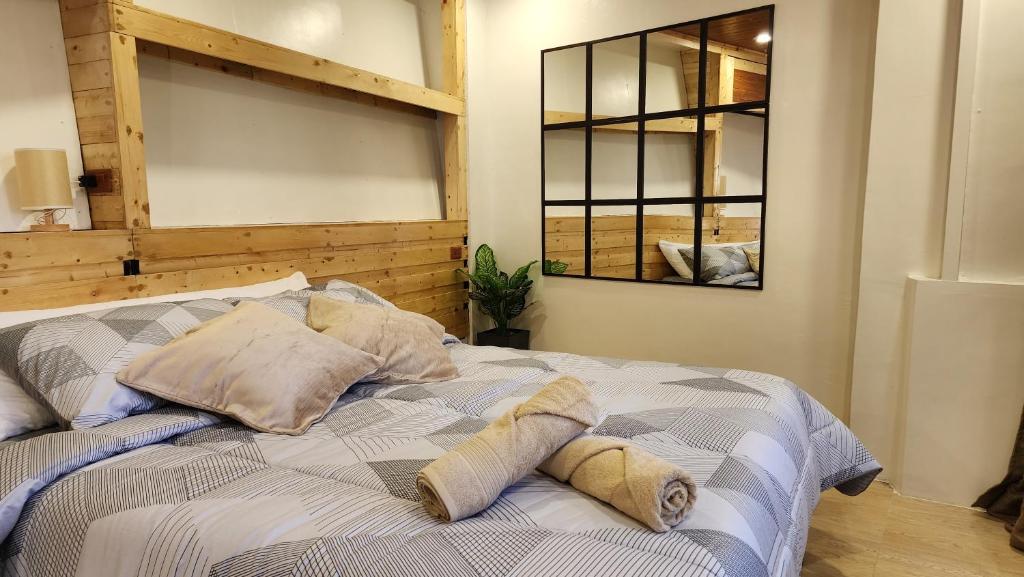 碧瑶Wood and Mountain的卧室内的一张带枕头的床