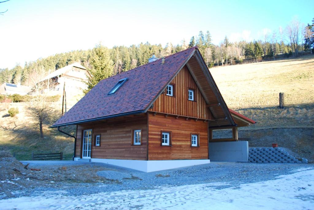 圣科卡瑟林奥夫Ferienhaus Schirgi的大型木房子,设有 ⁇ 盖屋顶