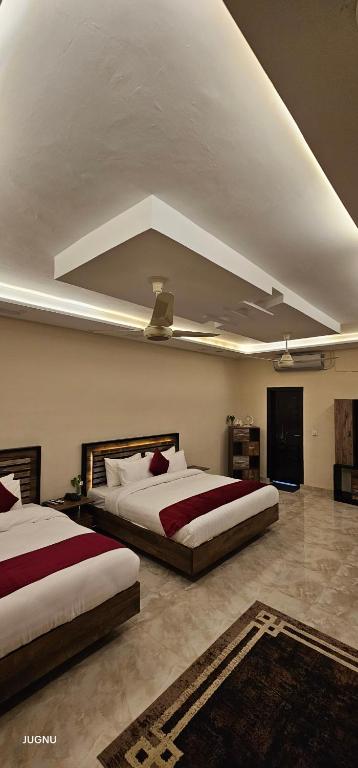 伊斯兰堡Burj Ul Zaki的配有2张床的大卧室设有天花板