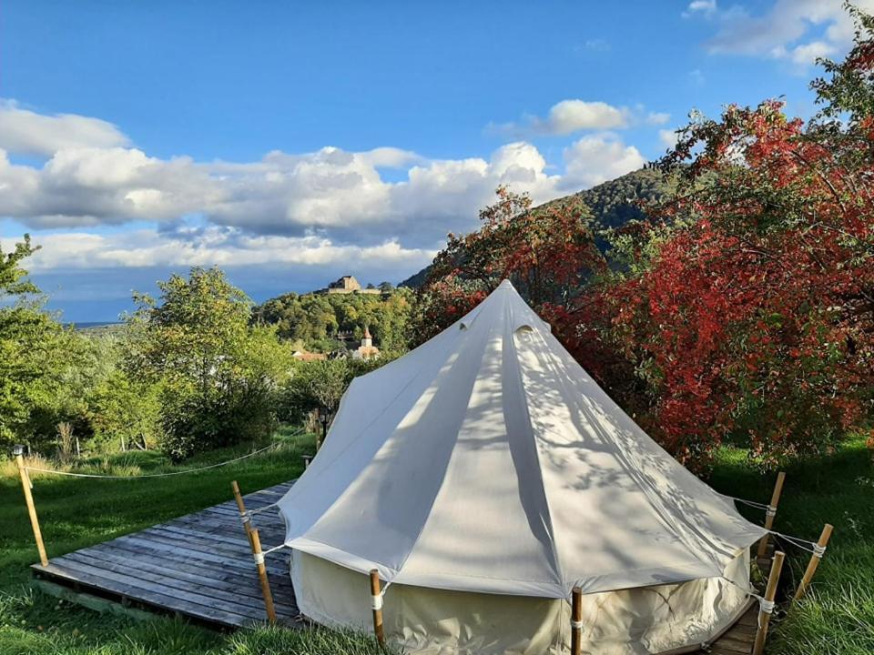 西斯纳迪奥拉Glamping Cisnadioara的木制甲板上的白色帐篷