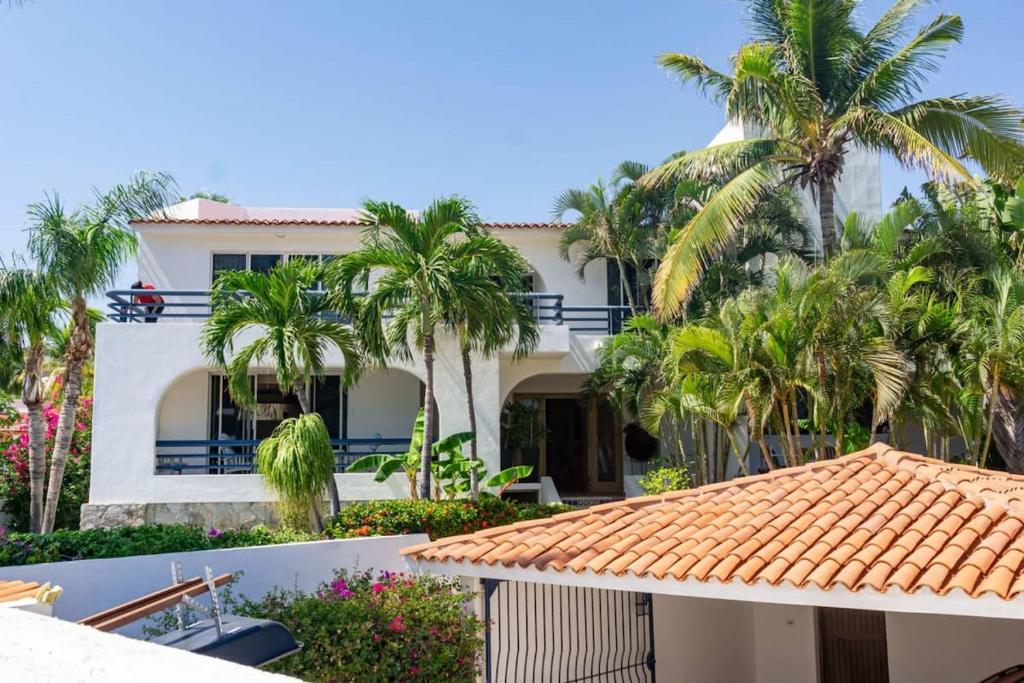 卡波圣卢卡斯Villa Calafia Spacious Home w Private Tennis的一座棕榈树掩映的白色房子