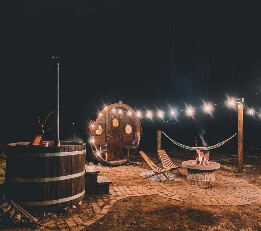 波素斯捷Drvena bačva za spavanje的木桶和游乐场的夜幕