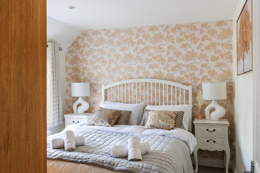 StoughtonFlat in Guildford的一间卧室配有一张大床、枕头和两盏灯。