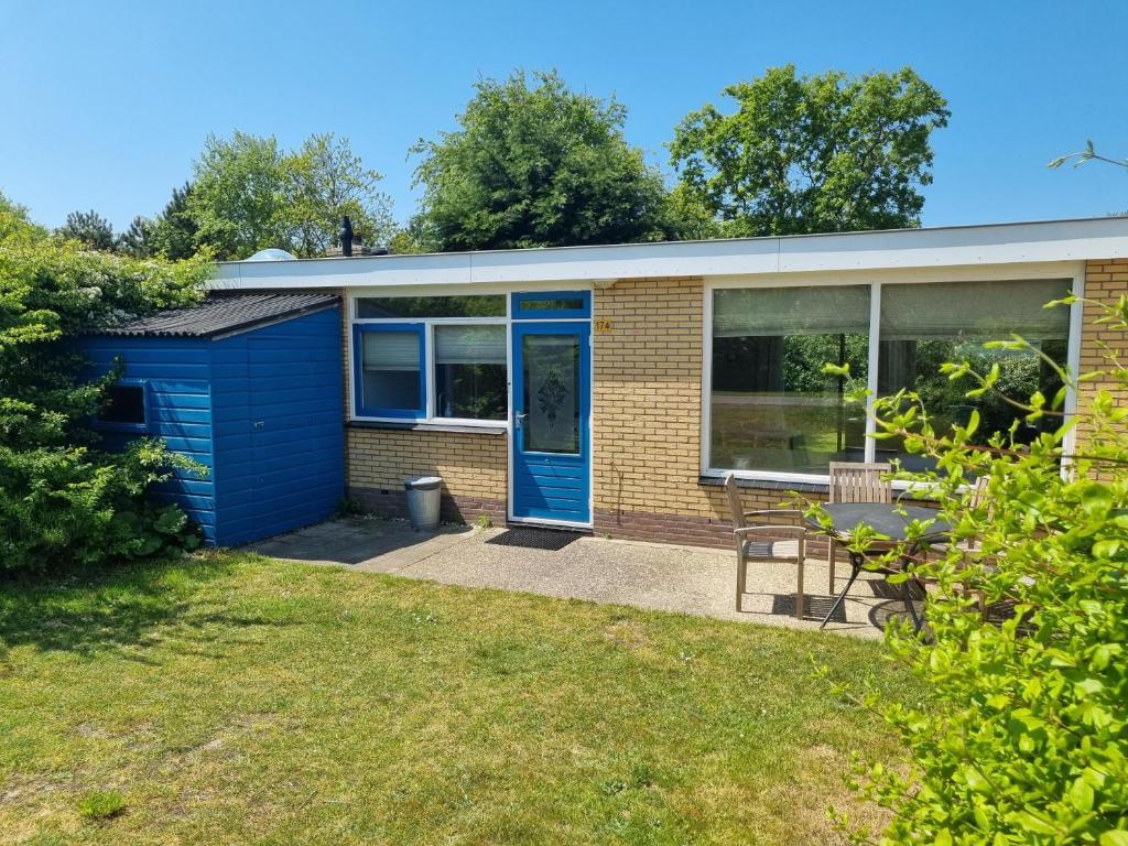 德科赫Zilt Zand的院子里有蓝色门的房子