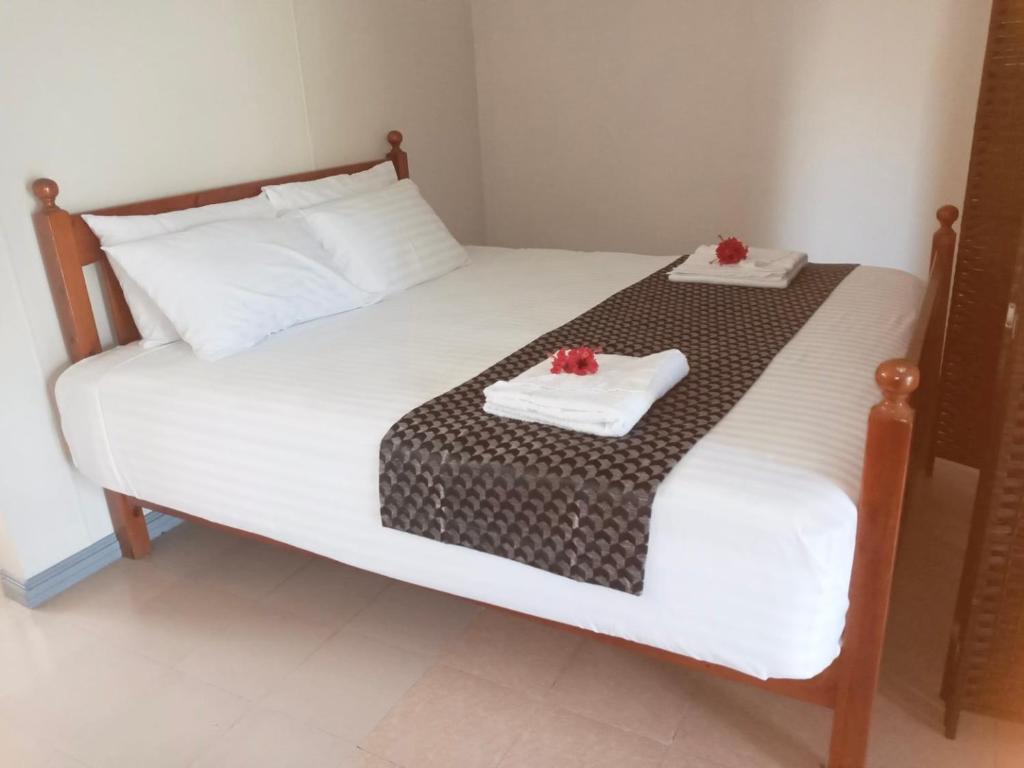 阿皮亚Lelago Eco Lodge的一间卧室配有一张床,上面有两条毛巾