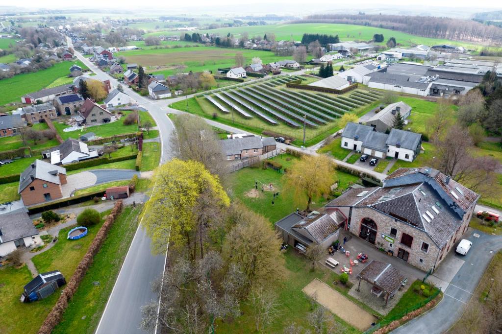 特纳维耶Auberge de Jeunesse de La-Roche Champlon的享有小村庄的空中景色,设有道路和房屋