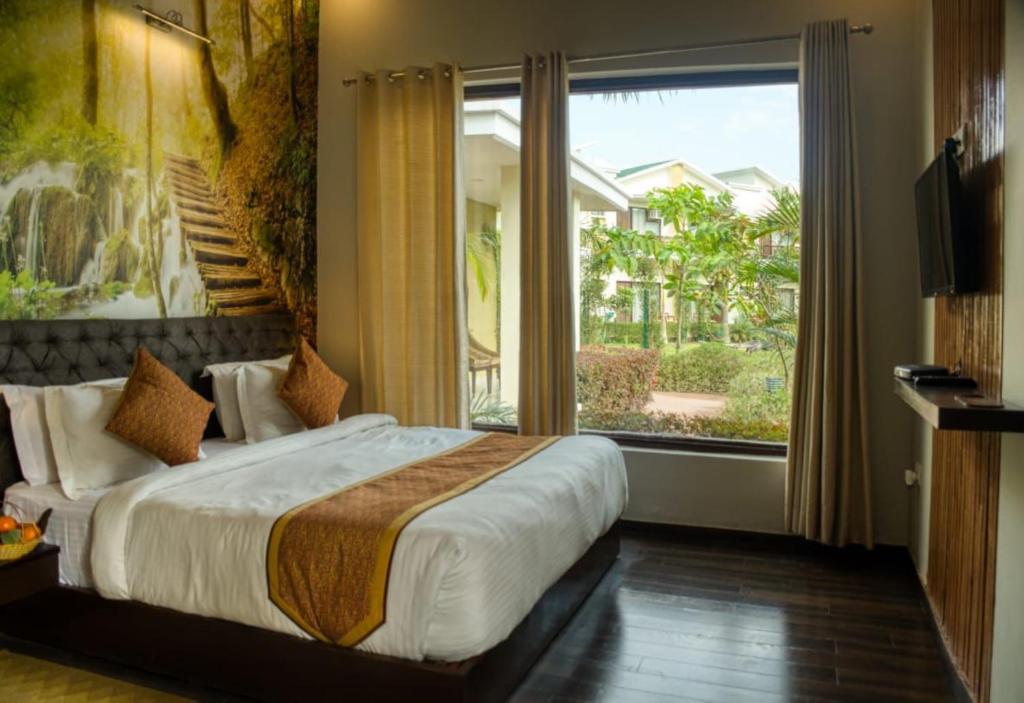兰纳加De Floresta Resort的一间卧室设有一张床和一个大窗户