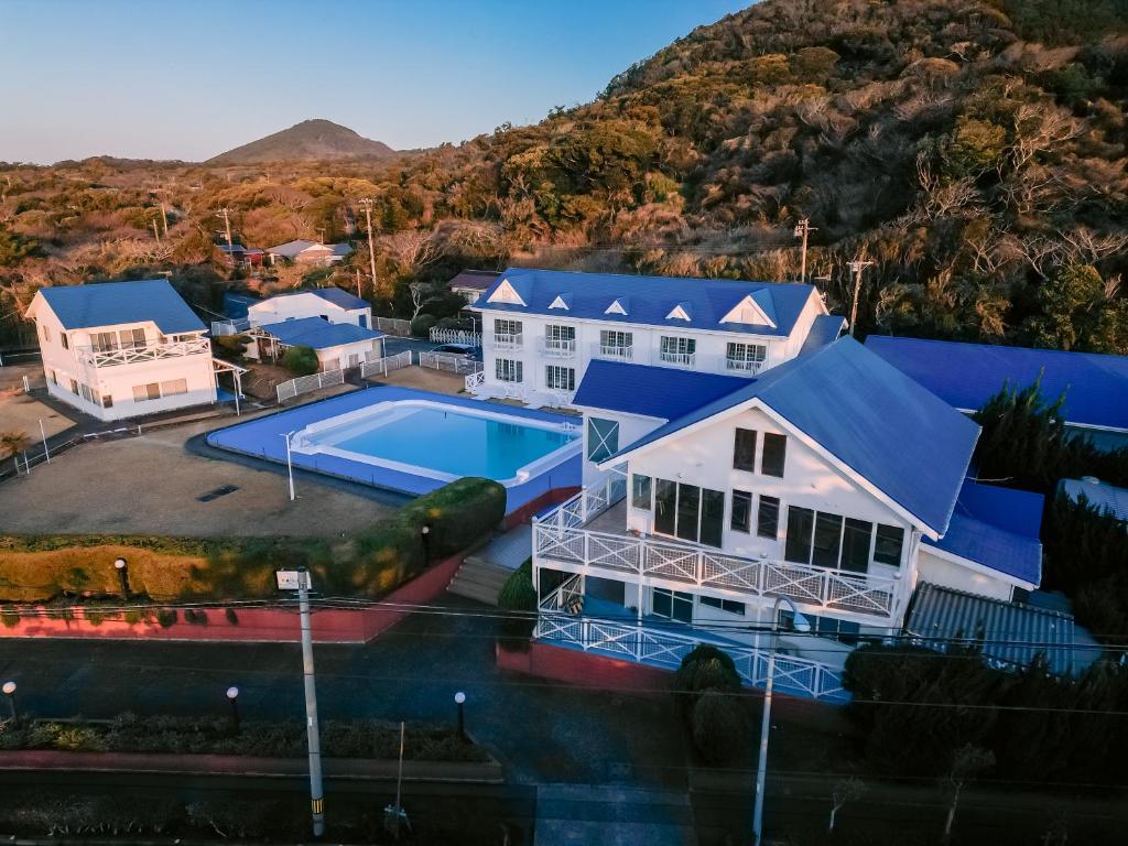 大岛Hotel Kailani的享有带游泳池的房屋的空中景致