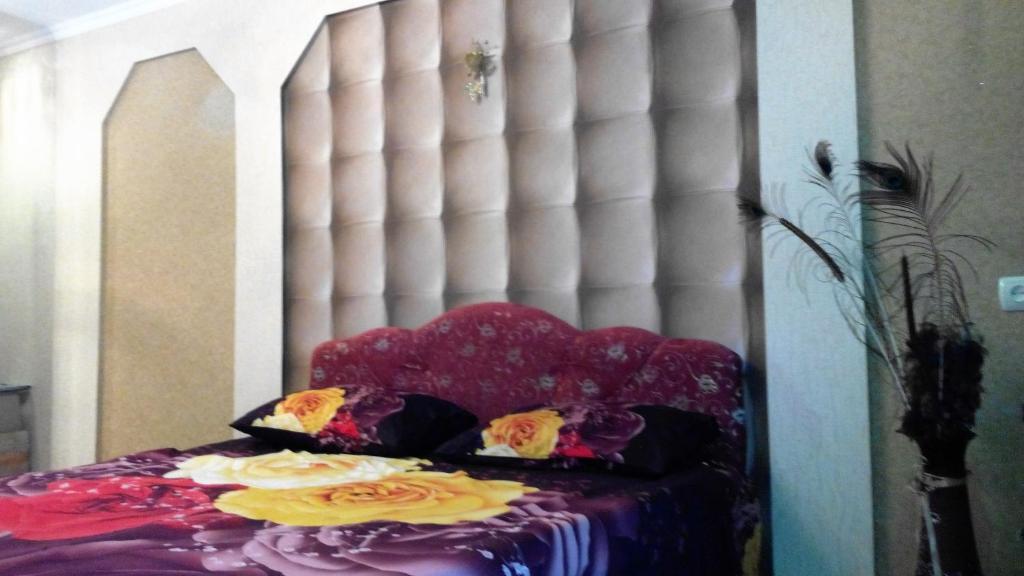 尼古拉耶夫Apartment Admiralskaya的一张床上的枕头
