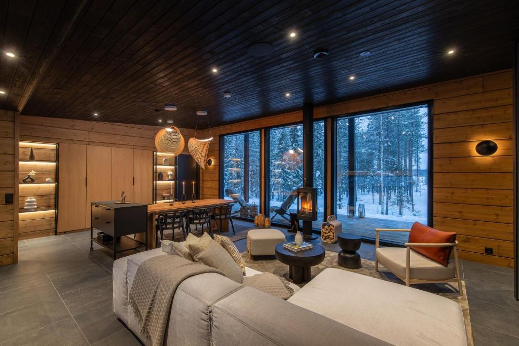 罗瓦涅米北极树屋酒店 的客厅配有沙发和桌子