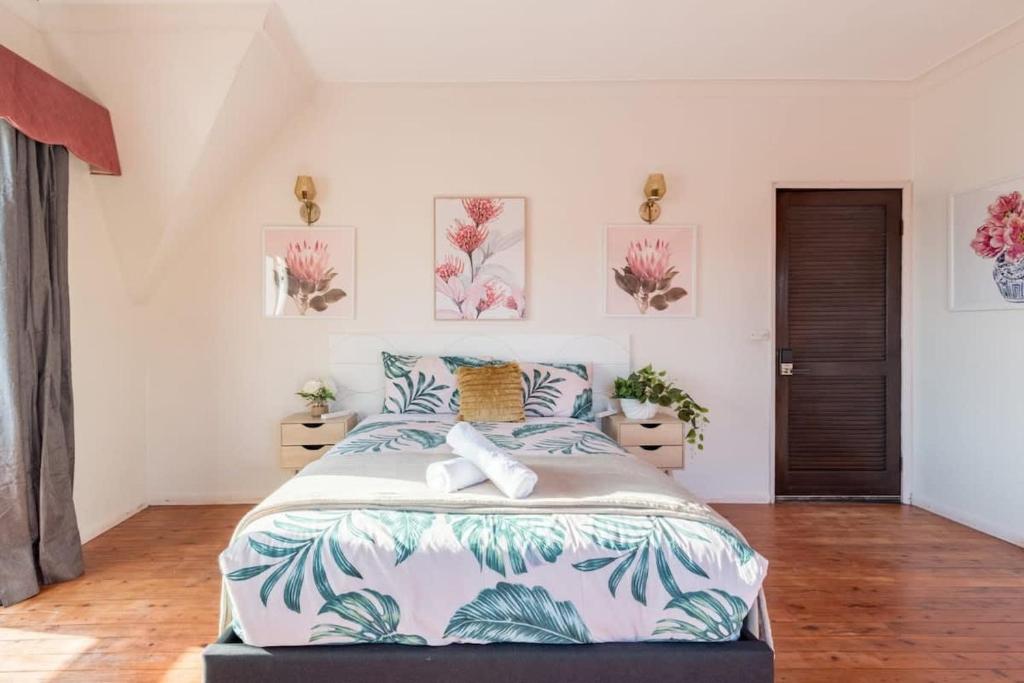 悉尼Rustic Private Room in Waterfront Beach Retreat 7 - SHAREHOUSE的一间卧室配有一张带蓝白色床单的大床