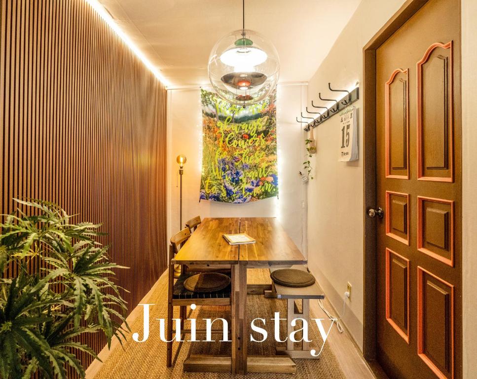首尔Juin - Foreigner only的一间设有木桌和壁画的房间