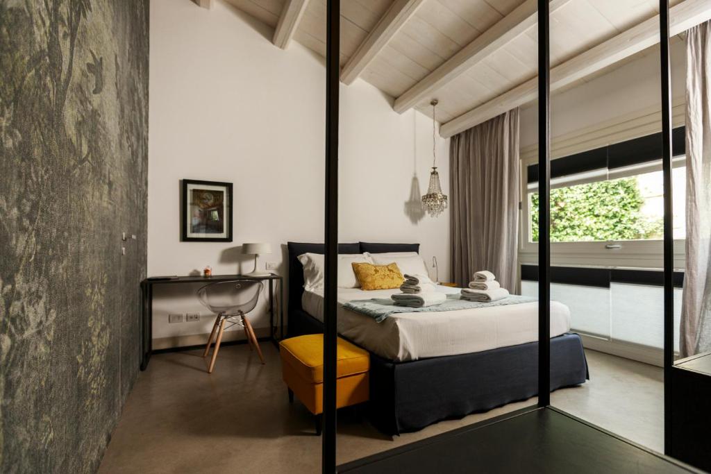 诺托Embrace Sicily Guest House的一间卧室配有一张特大号床和一个窗户。