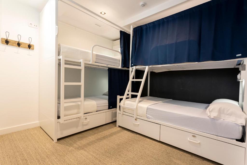 Malaga Stop Hostel AB客房内的一张或多张床位