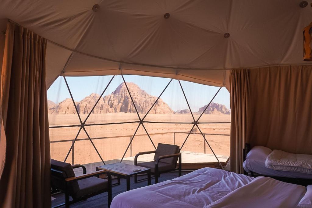瓦迪拉姆Mirage Camp Wadi Rum的帐篷 - 带两张床,享有沙漠美景