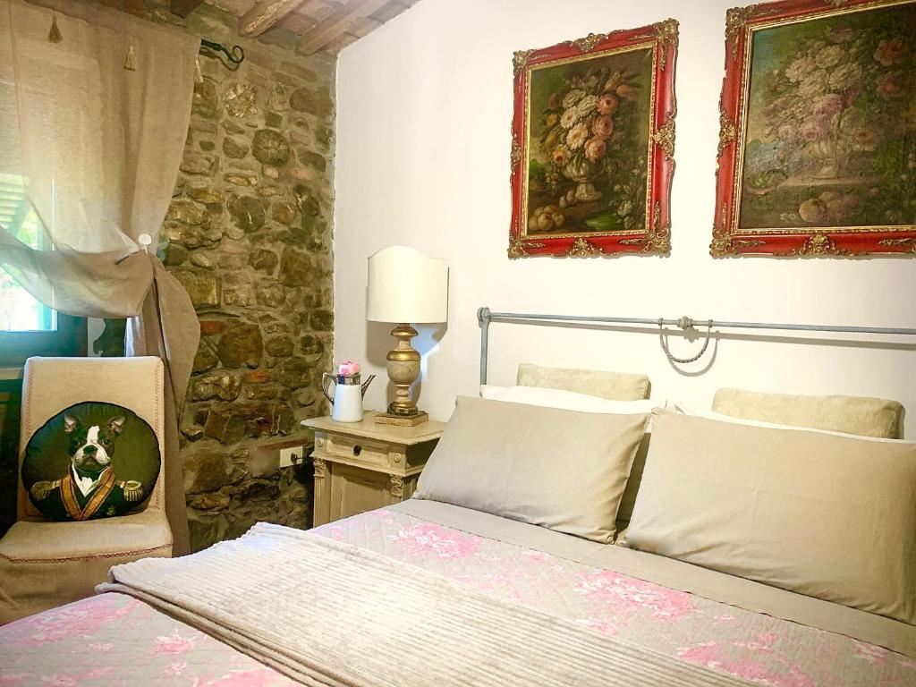 苏韦雷托Casa Malù Suvereto Antica Dimora with two bedrooms的一间卧室配有一张床和一张带台灯的桌子