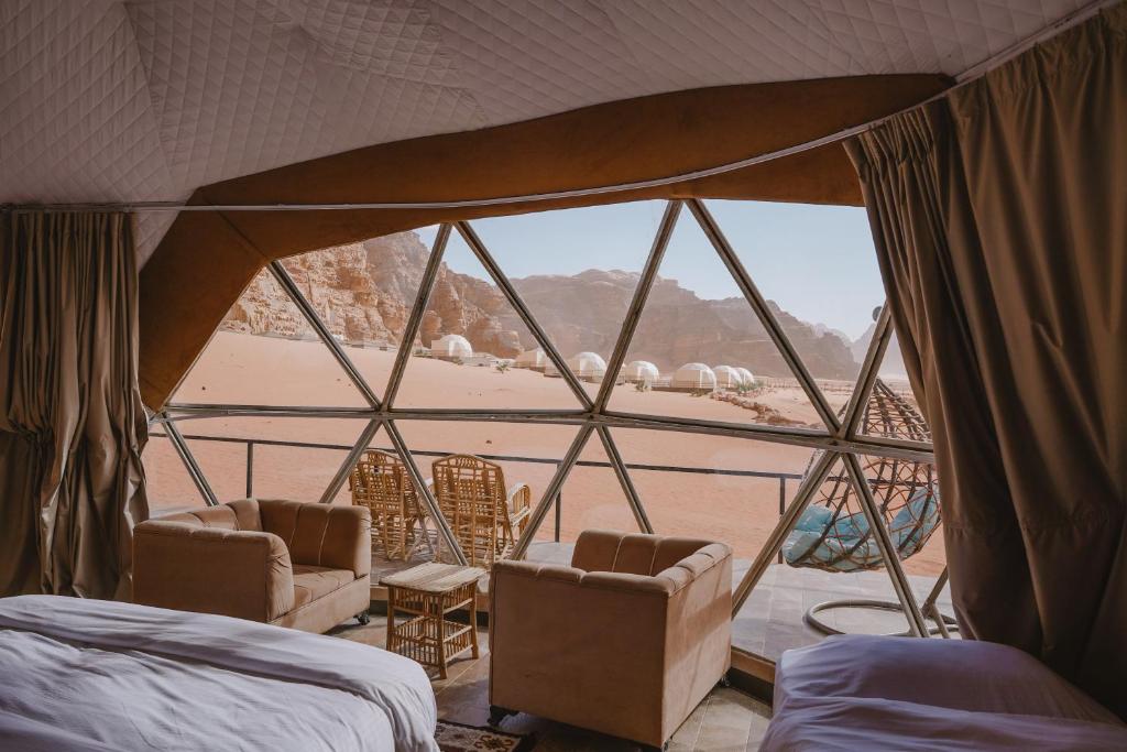 瓦迪拉姆Hasan Zawaideh Camp的一间可从帐篷欣赏到海滩景色的卧室