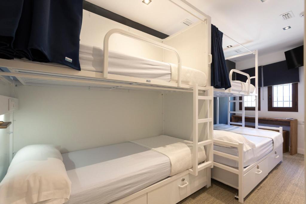 马拉加Malaga Stop Hostel AB的一间有两张双层床的房间