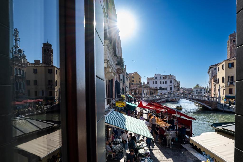 威尼斯Leone Hotel的从桥窗上欣赏河景