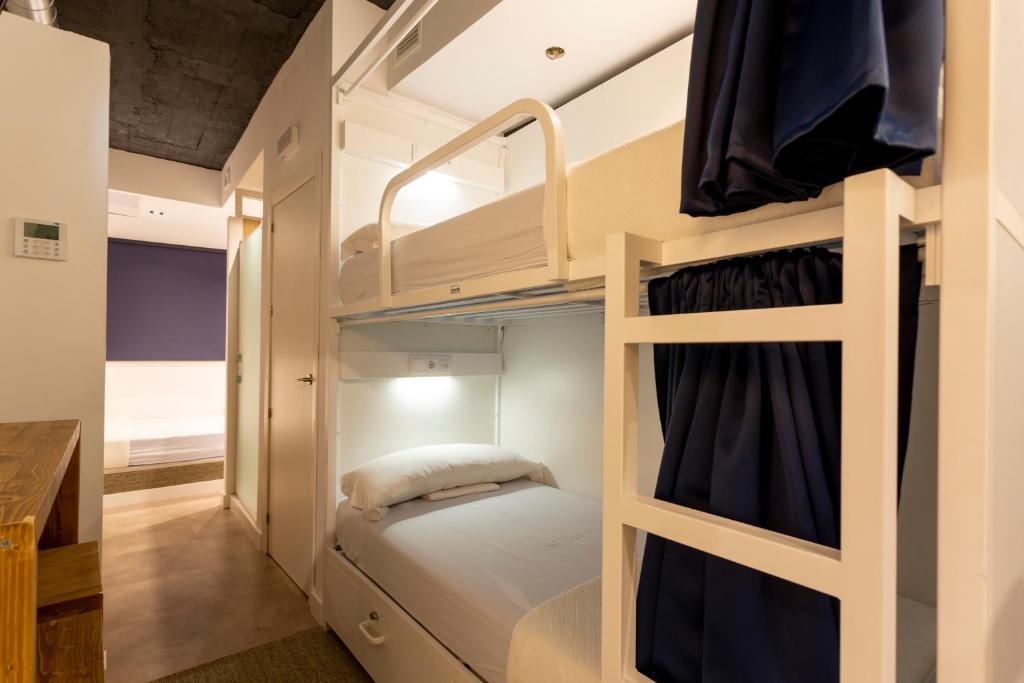 Malaga Stop Hostel AB客房内的一张或多张床位