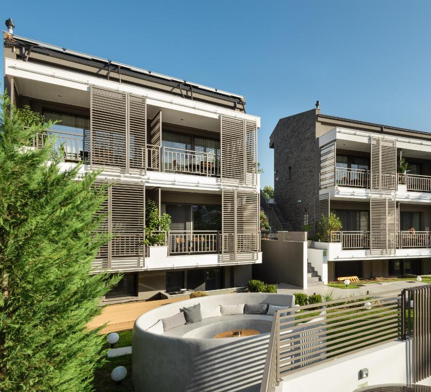 托罗尼Eco Green Residences & Suites的公寓大楼的庭院设有热水浴池。
