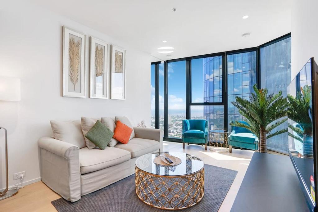 墨尔本Breathtaking Views 49th floor - Melbourne Square的客厅配有沙发和桌子