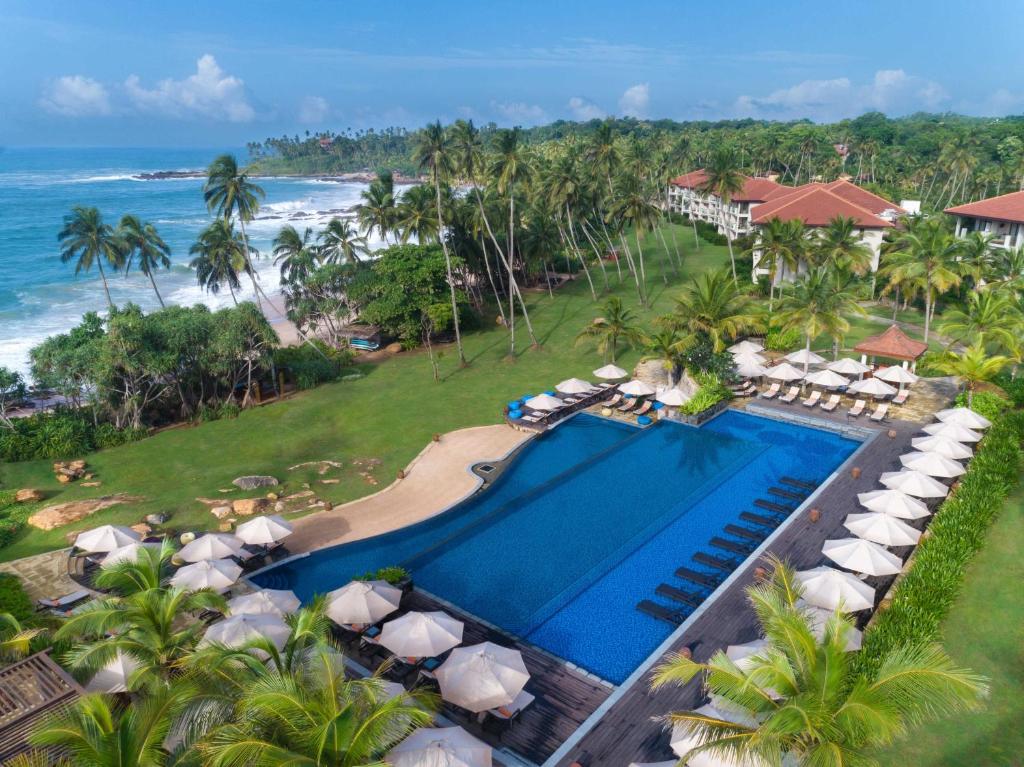 坦加拉Anantara Peace Haven Tangalle Resort的享有度假胜地的空中景致,设有游泳池和海洋