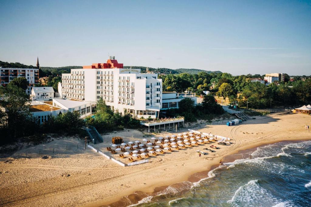 米兹多洛杰Vienna House by Wyndham Amber Baltic Miedzyzdroje的享有海滩空中美景的酒店