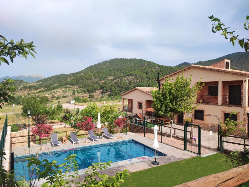 里奥帕尔Casas Rurales La Loma的一座带游泳池和房子的别墅