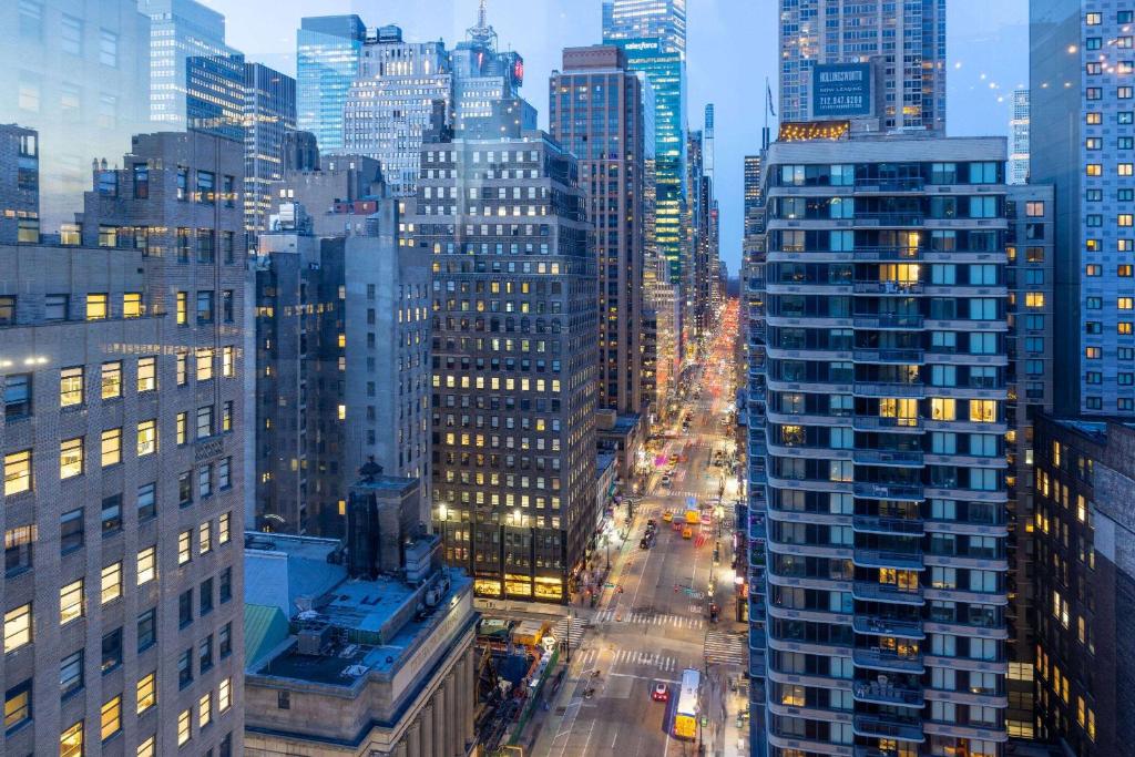 纽约The Herald by LuxUrban的享有拥有许多高楼城市街道的景色