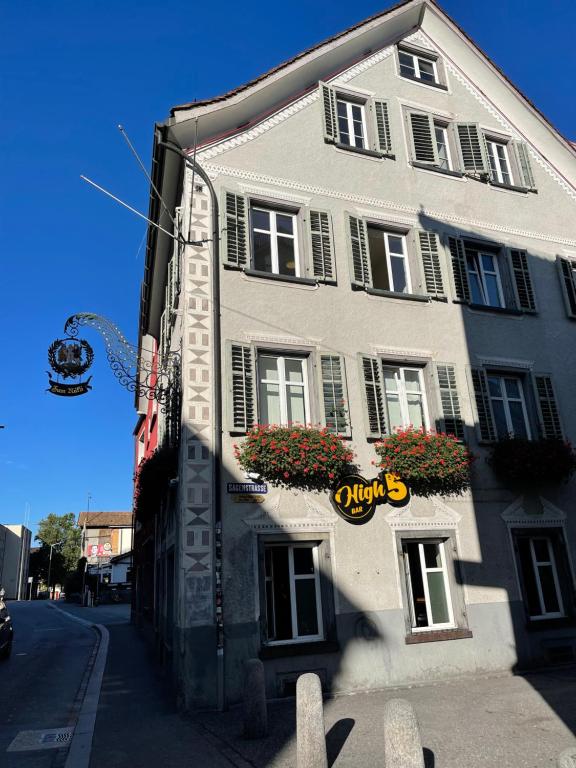 库尔Haus zum Rütli的建筑的侧面有标志