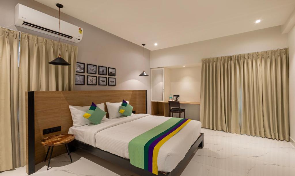 钦奈Treebo Tryst Vapr Ashok Nagar的一间卧室配有一张特大号床。